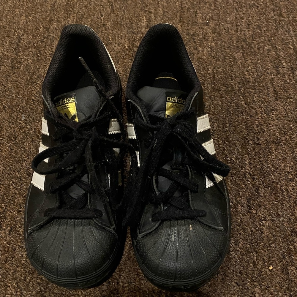 EUC Girls Hard Shell Adidas Black leather sneakers Sz 2 running active shoe